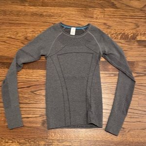 Ivivva long sleeve tee grey top with thumb holes size small/petite